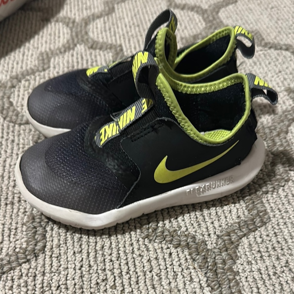 Nike Kids Black and Green Flexrunner